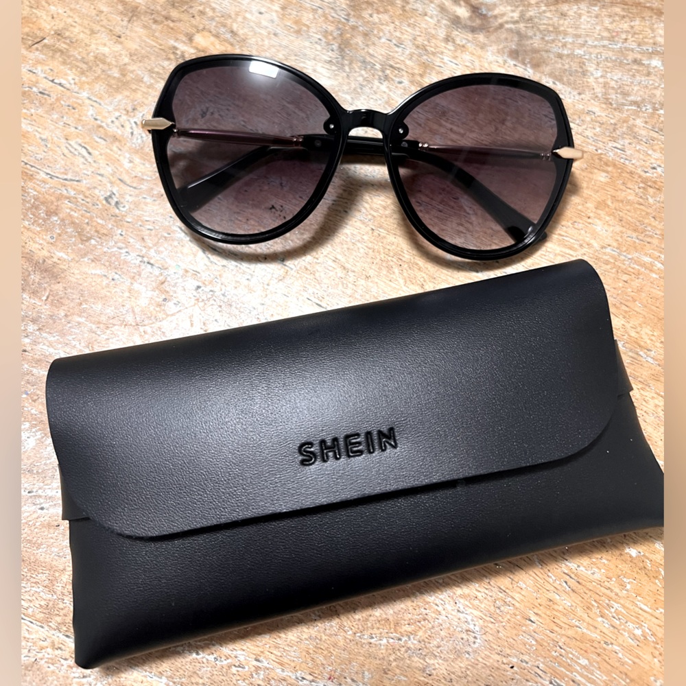 Women’s sunglasses with case